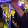 Chofer de bus recoge pasajeros al ritmo de Wisin y Yandel